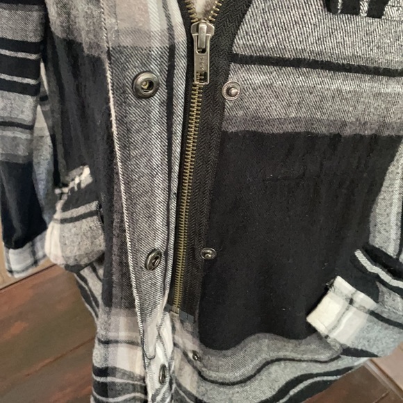Hurley flannel jacket zippers, snaps & pockets - Picture 3 of 7